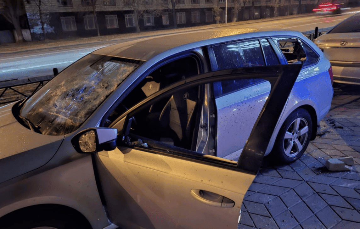 У Києві неадекватний чоловік розтрощив чужу автівку