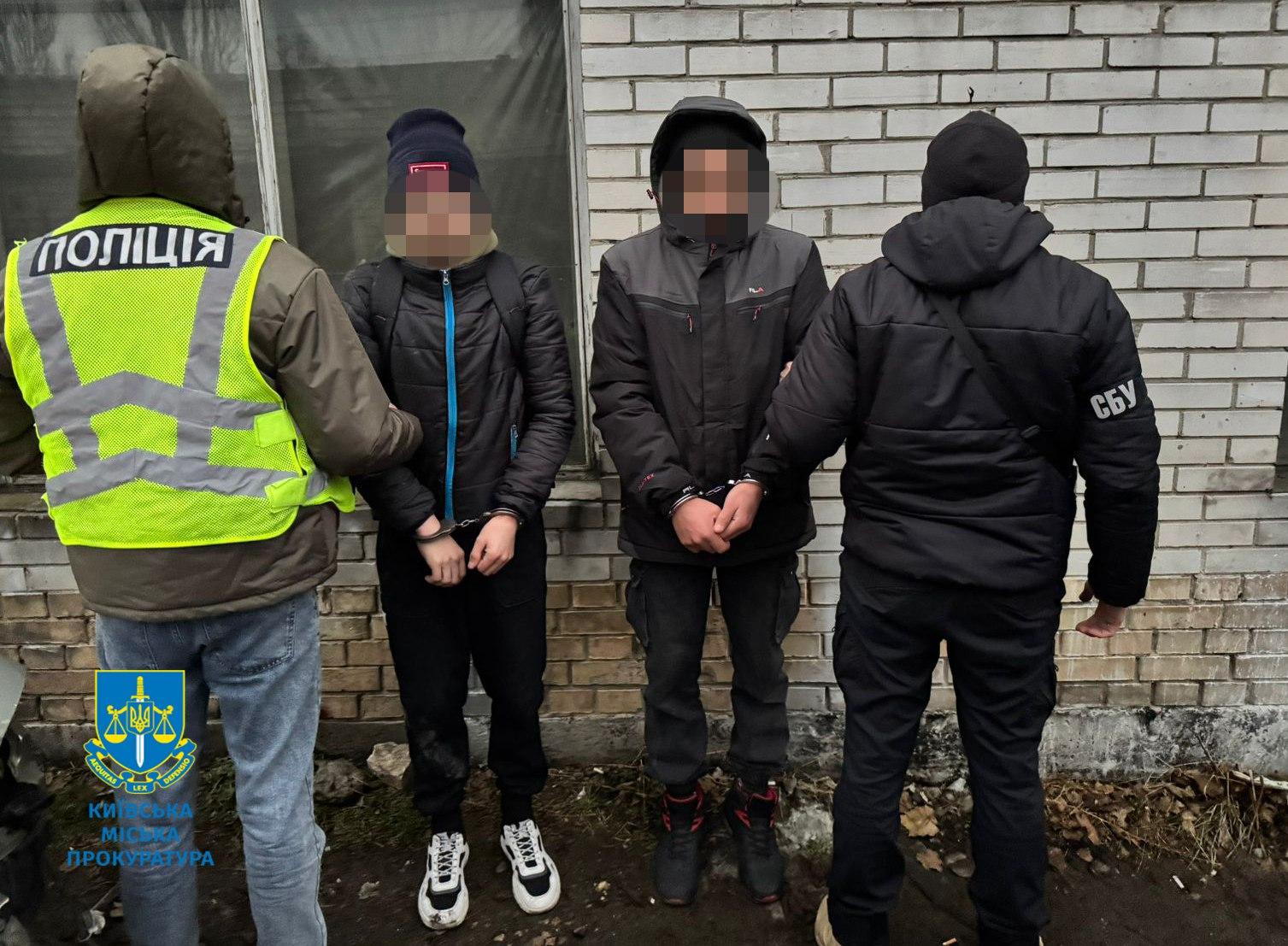 На Святошині спалили автівку військового: паліями виявились хлопці 17 і 24 років