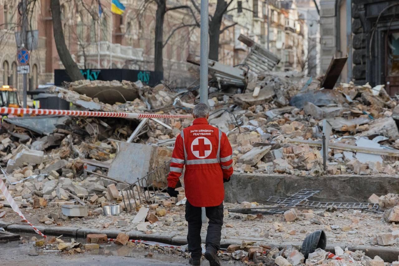 Рятувальна операція триває у складних умовах — обвалилися сходові клітки