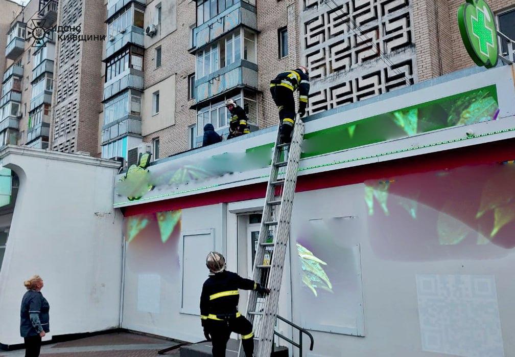 На Київщині жінка випала з 4-го поверху: її госпіталізували до лікарні