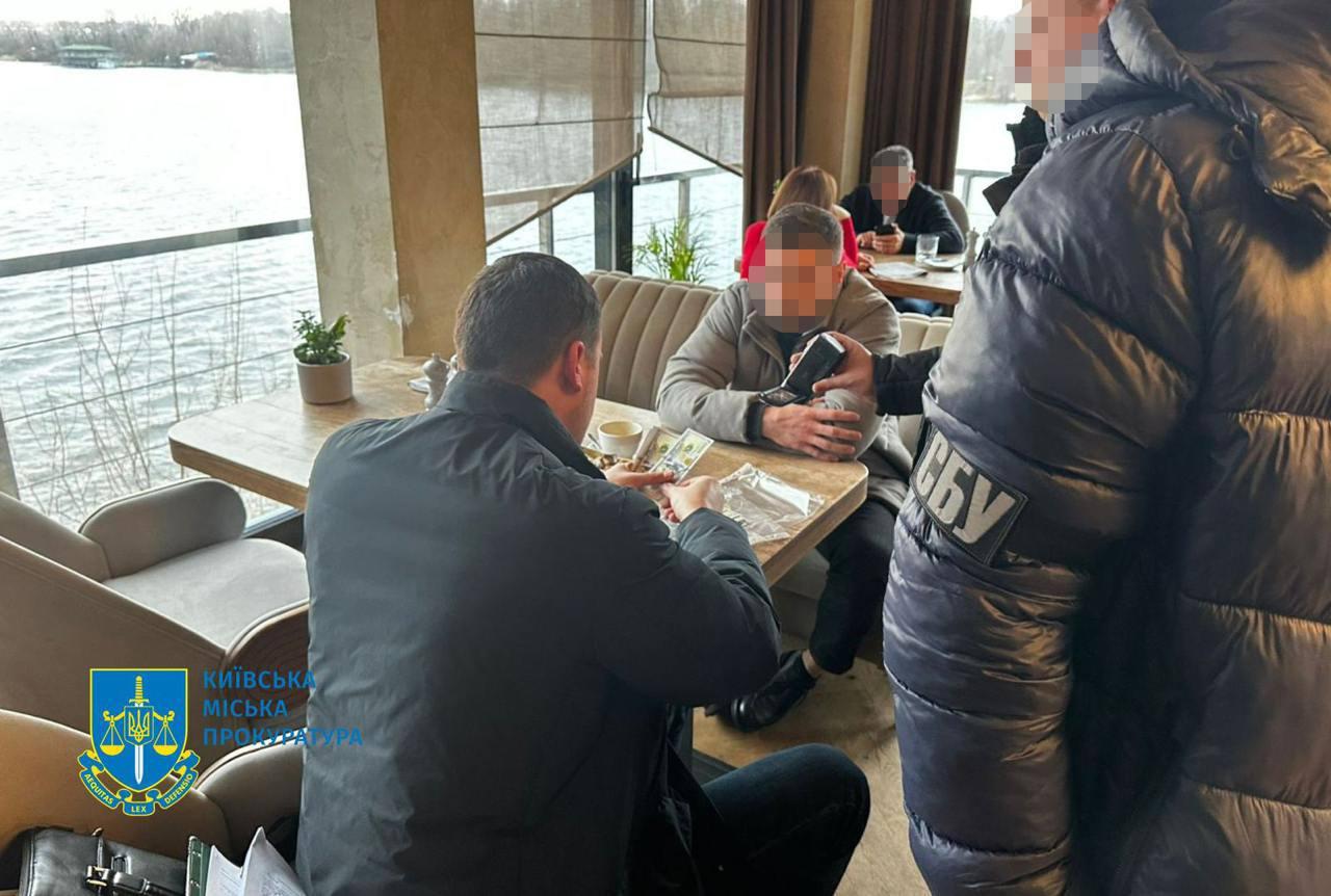У Києві затримали чоловіка, який за $6 000 пропонував фіктивне працевлаштування для виїзду за кордон