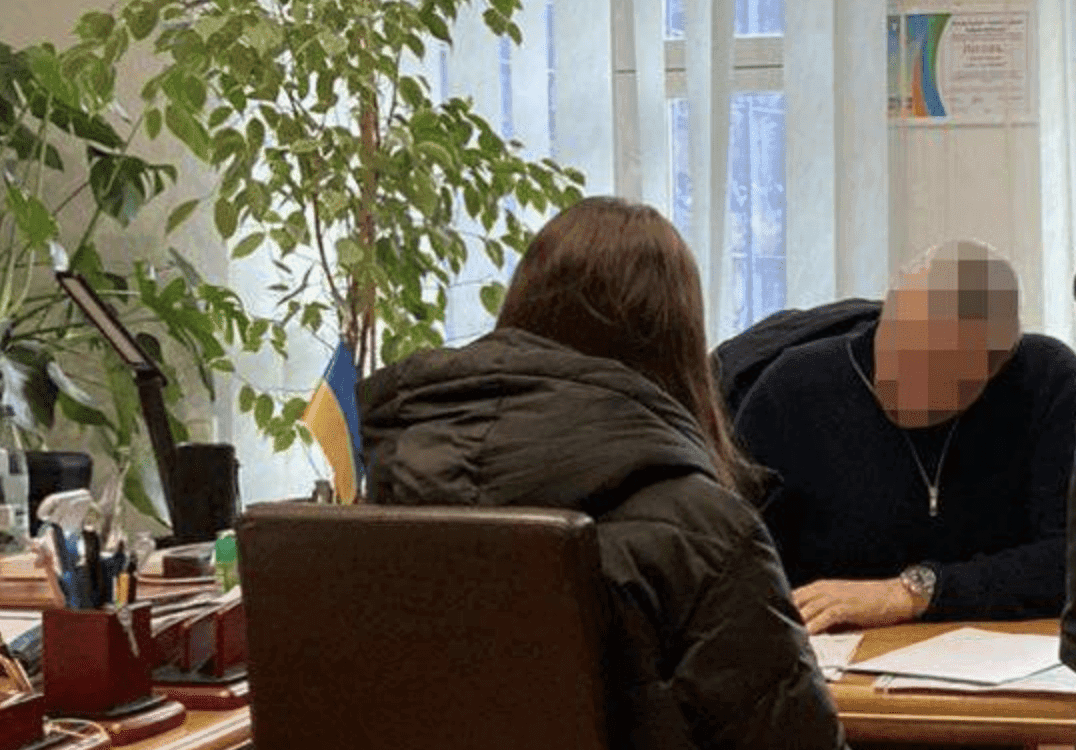 На Подолі посадовець нажився на закупівлі солі для столичних доріг