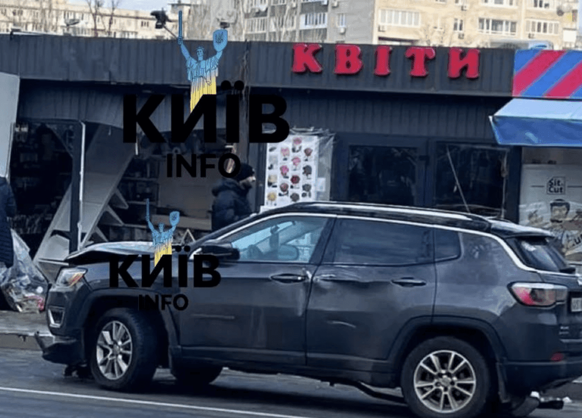 На Русанівці пʼяний водій влетів на автівці у МАФ