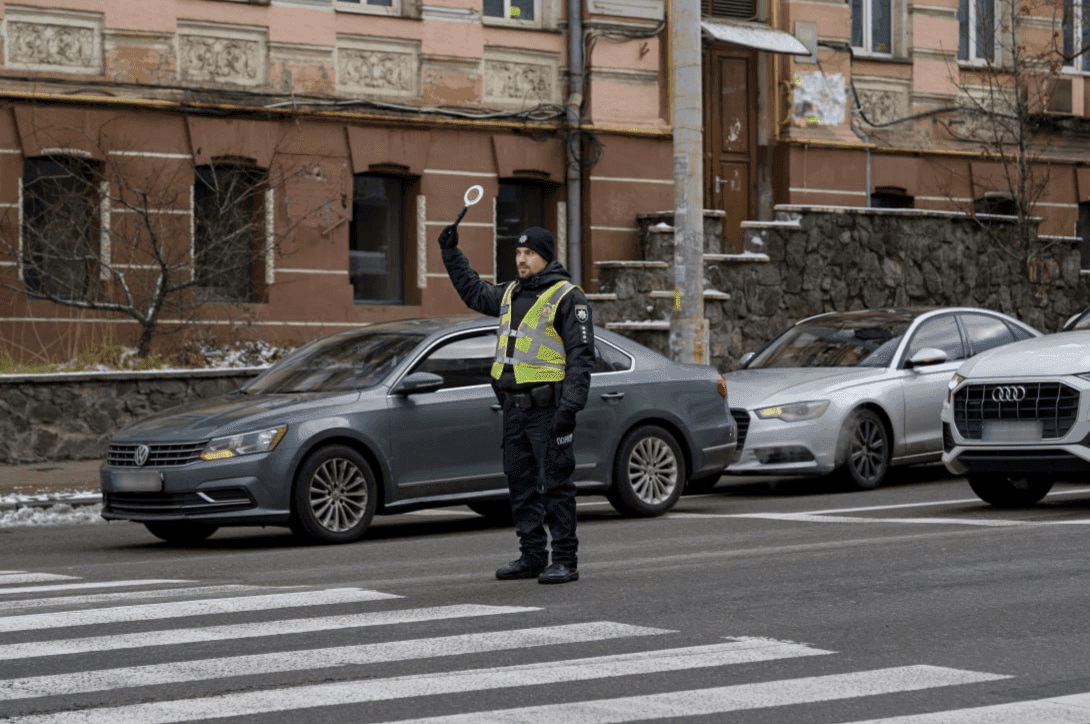 Чи пам’ятаєте ви жести регулювальника: перевірте себе