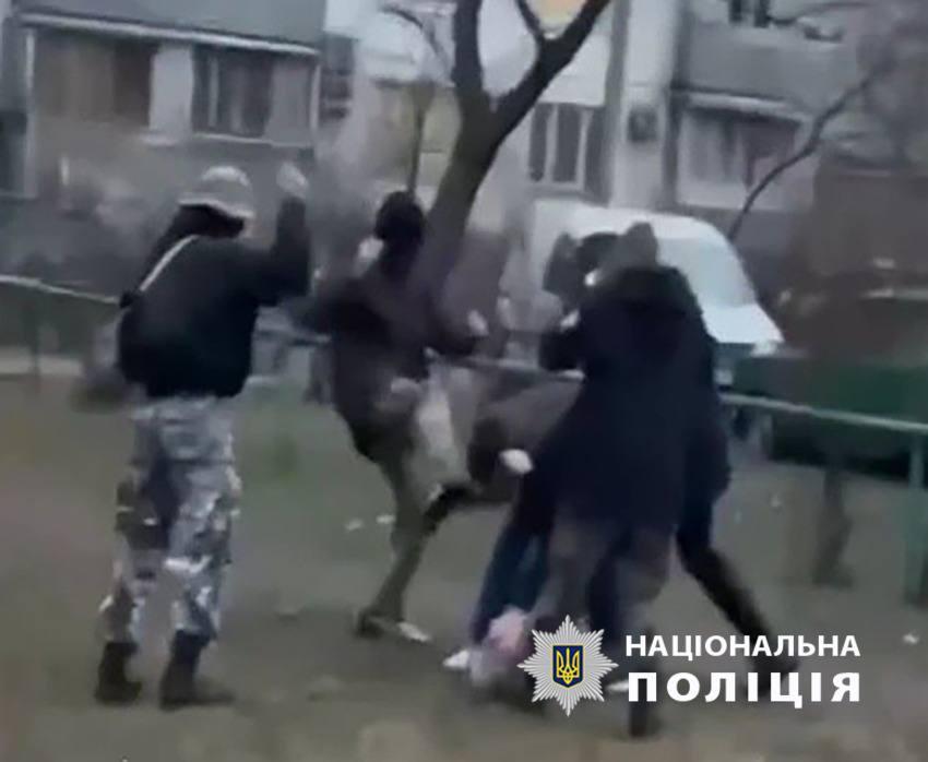 Хлопець, якого побили на Оболоні підлітки в масках, прийшов на побачення – подробиці від поліції