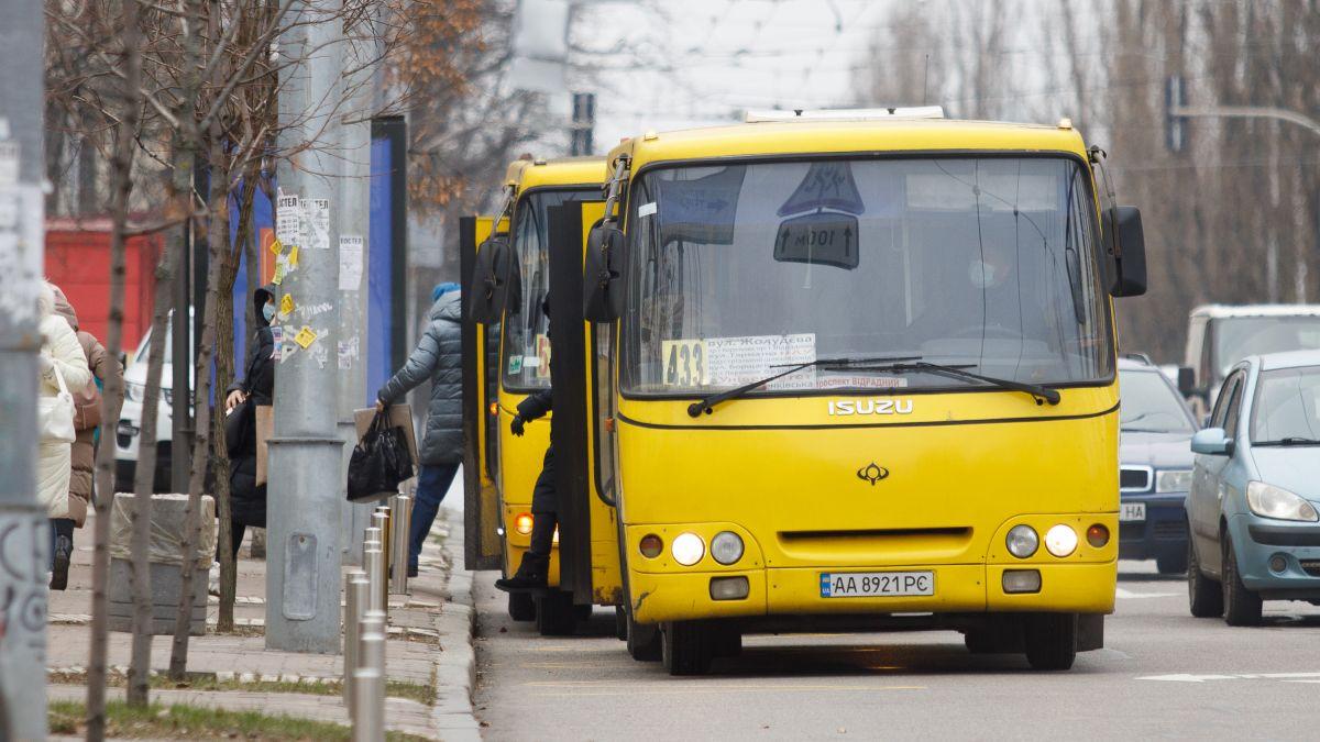 Водія київської маршрутки, який образив військову, відсторонили від роботи