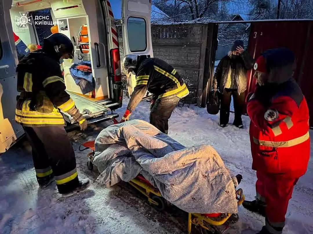 Рятувальники допомогли мешканцю Ірпеня, який через надмірну вагу не міг дістатися до лікарні
