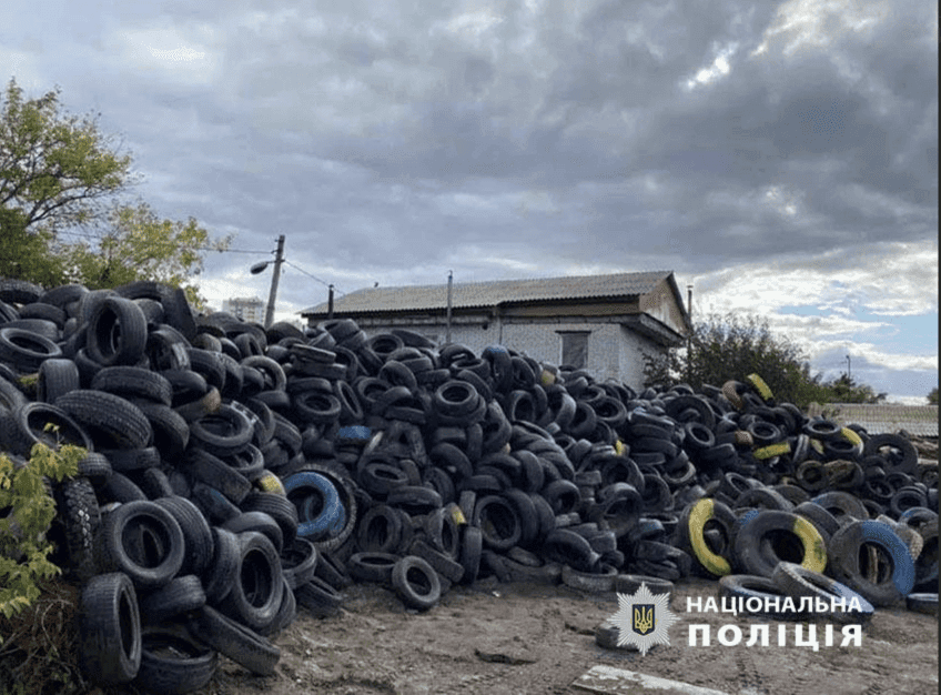Корупція у КМДА: столичний чиновник нажився на прибиранні автошин з блокпостів
