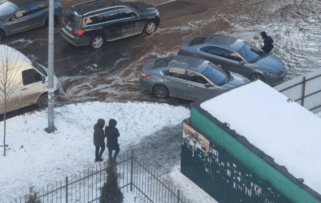 Буде ковзанка: у Києві затопило вулицю Вишняківську