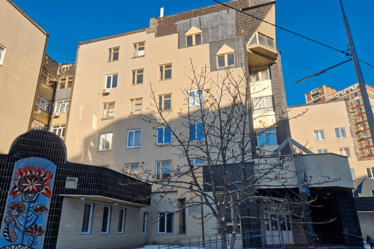 На ремонті дитячої поліклініки на Троєщині розікрали майже 1,3 млн гривень