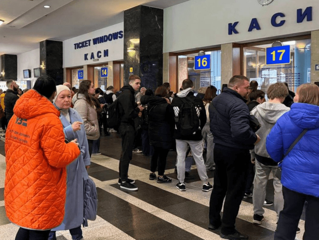 Збій у роботі Укрзалізниці: пасажирам повідомили, коли краще приходити за квитками