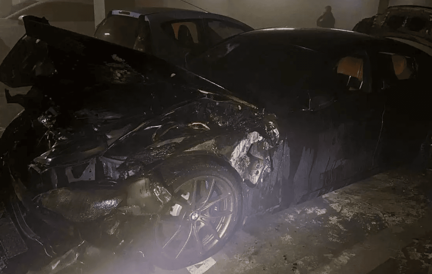 В підземному паркінгу на Дніпровській набережній загорівся BMW