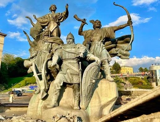 На Майдані Незалежності зняли «укриття» з пам’ятника засновникам Києва