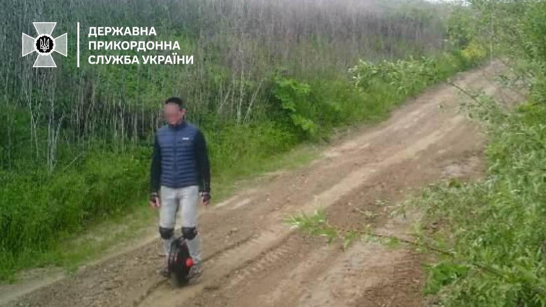 На Закарпатті чоловік намагався перетнути кордон на моноколесі — ДПСУ