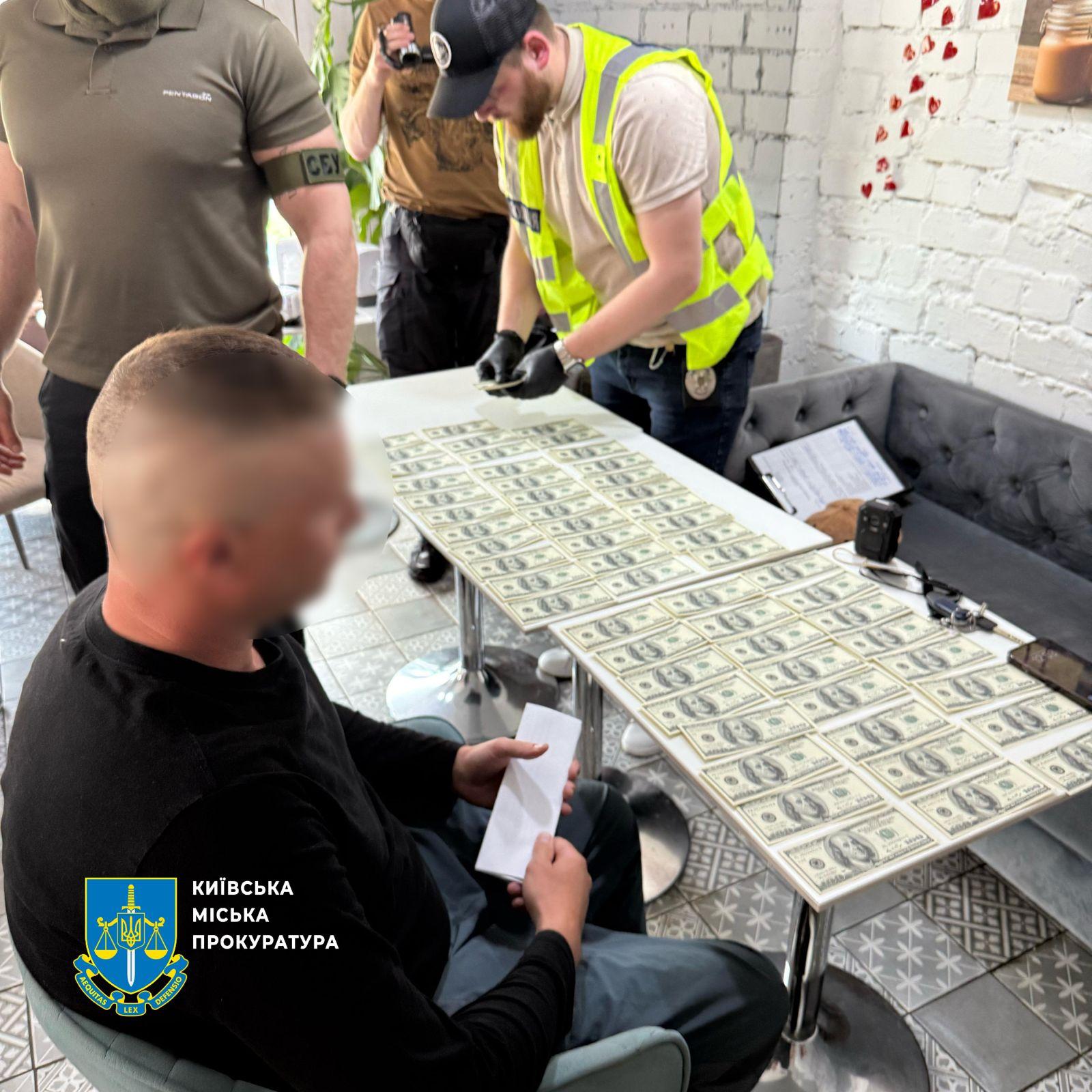 Схема виїзду за кордон за 12 тисяч доларів: у Києві повідомлено про підозру організатору та його клієнту