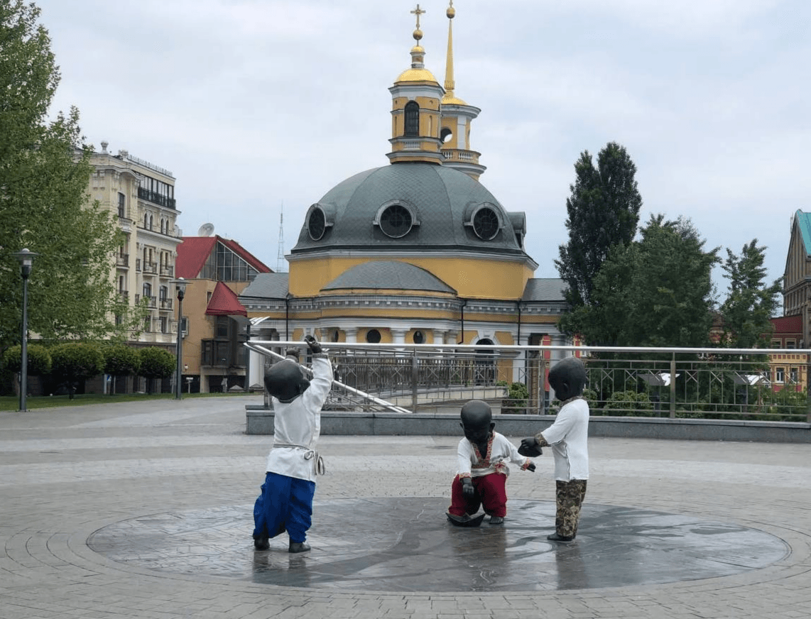 Малюків-засновників Києва на Поштовій площі вдягнули у вишиванки