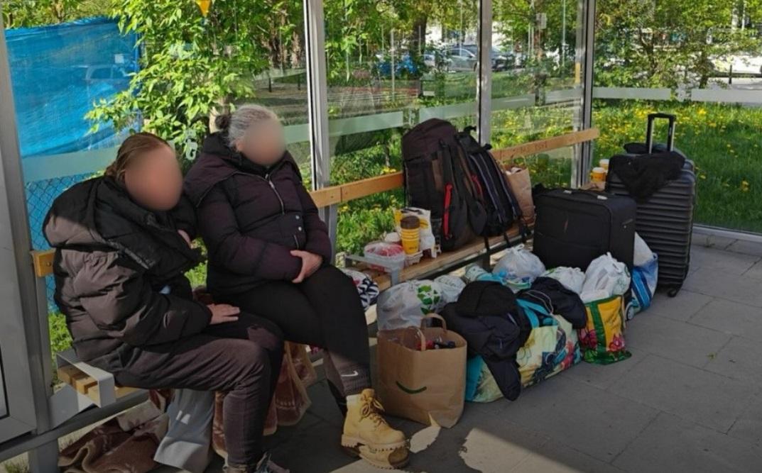 На автобусній зупинці у Варшаві оселились дві харків’янки