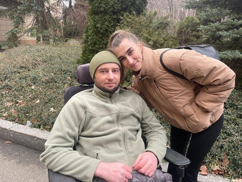 Захисник, переживший 120 операцій, відправився на складне протезування (відео)