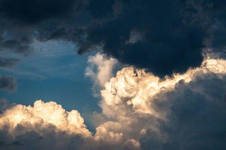 Погода на Київщині та в Києві: очікуються невеликі дощі та комфортна температура