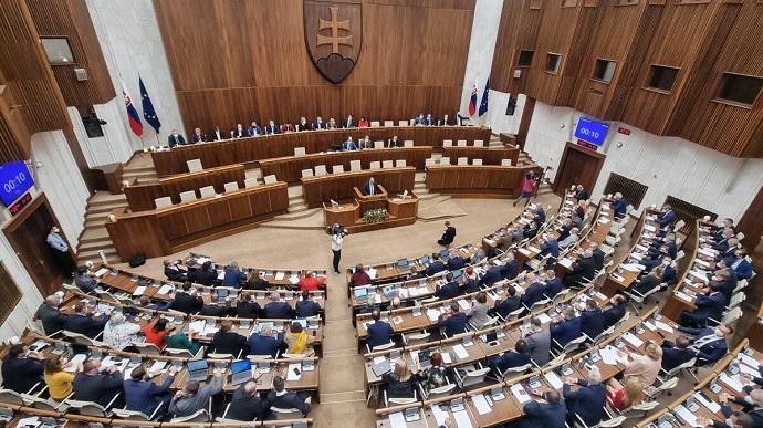 Парламент Словаччини заборонив застосовувати санкції проти росії, назвавши це “історичним документом”