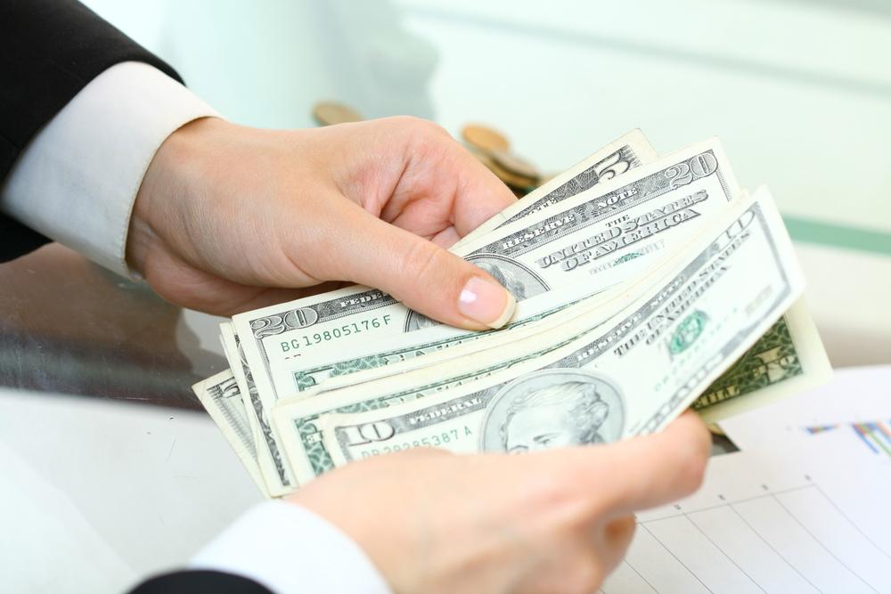 Курс у столичних обмінниках: де зараз вигідно обміняти долари та євро