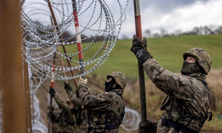 Жбурляли камінці в прикордонників: в Польщі плин мігрантів з боку Білорусі