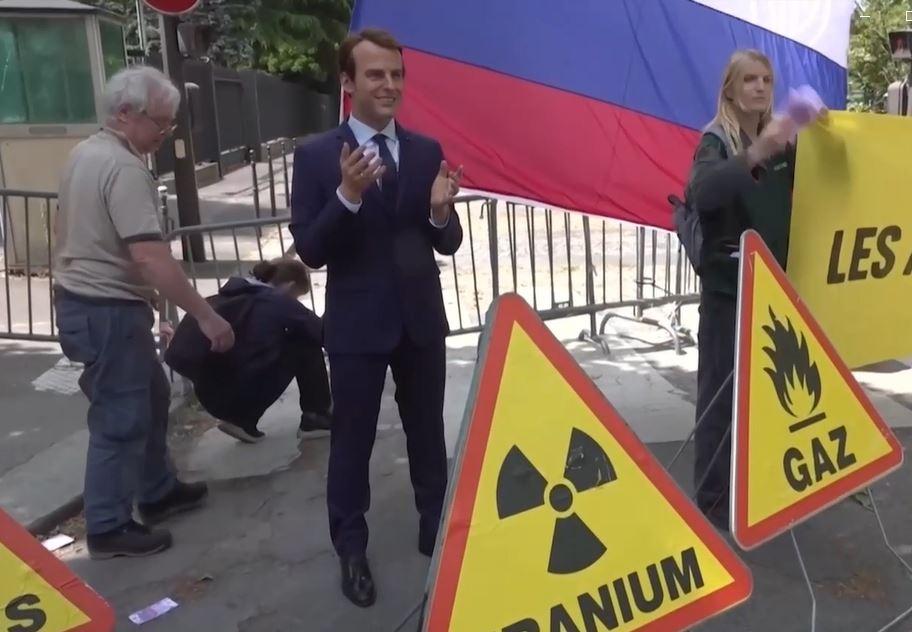 Акція проти імпорту газу з РФ: активісти викрали з музею воскову фігуру Макрона