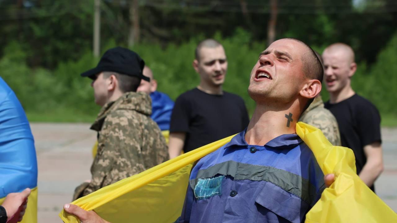 Українці повертаються з російського полону: розпочався багатоетапний обмін — Зеленський