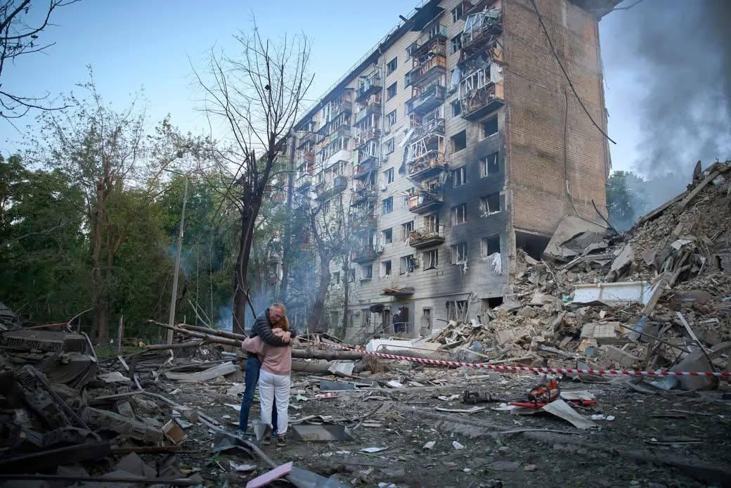 З-під завалів будинку у Києві дістали тіло хлопця, на порятунок якого сподівалися батьки (відео)