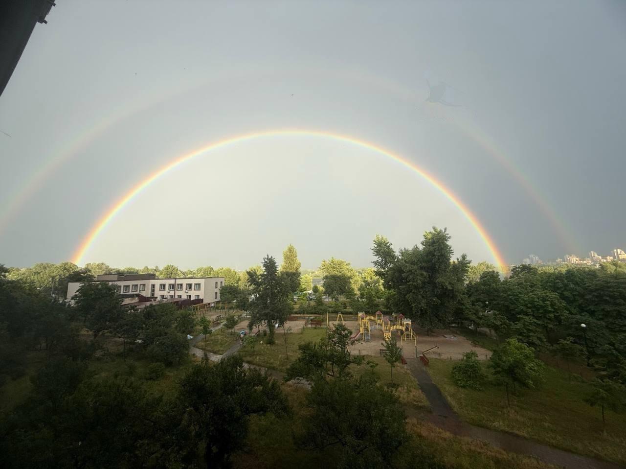Яскрава подвійна веселка змінила негоду у Києві та у передмісті (фото)
