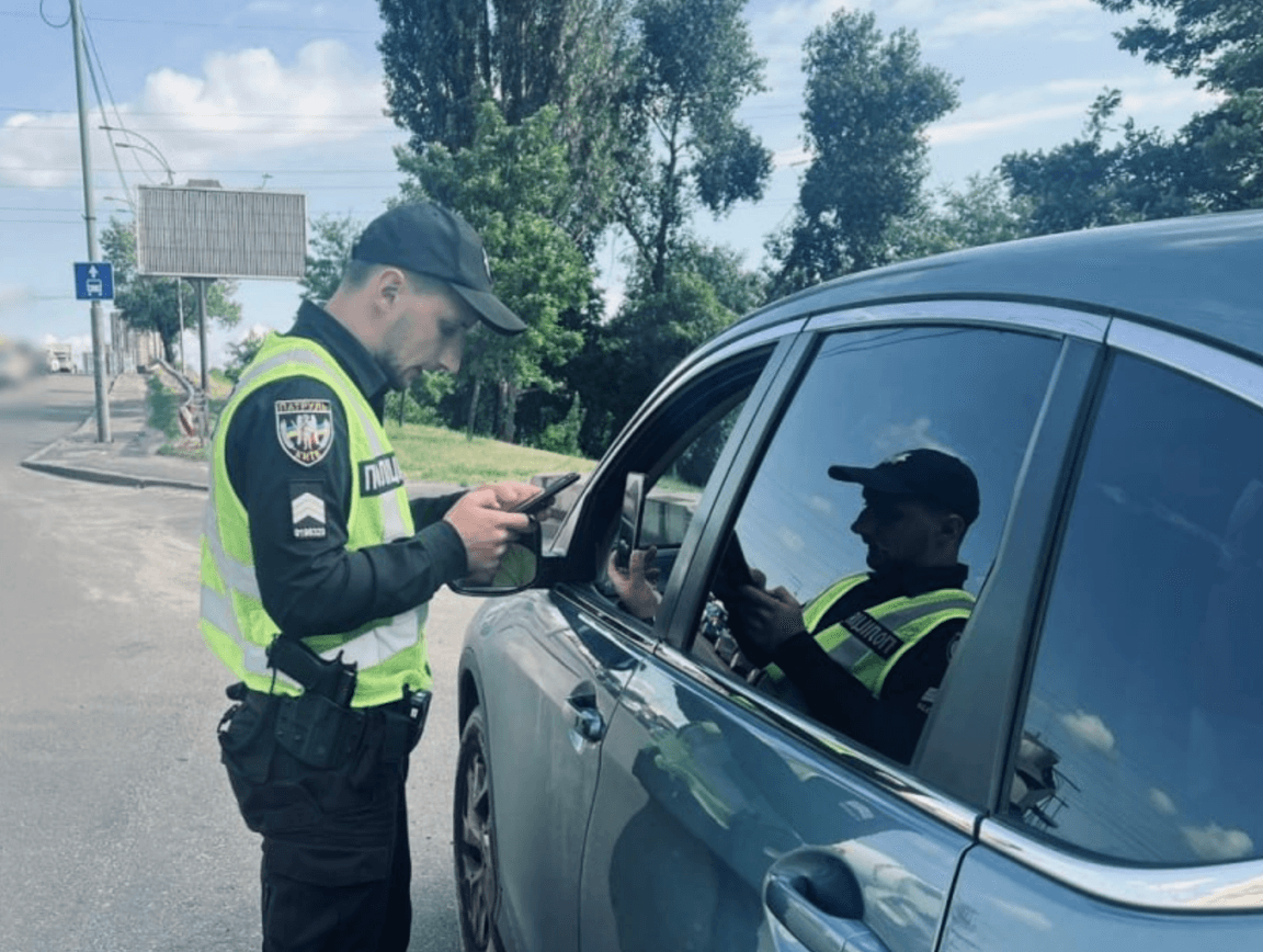 Велопатрульні штрафують водіїв, що їздять смугами для громадського транспорту: про які суми йдеться