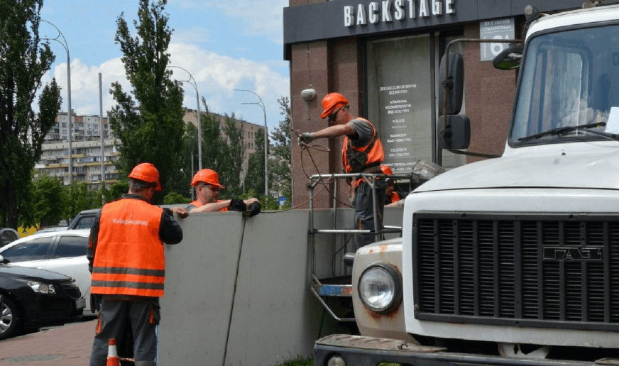 У травні з вулиць Києва прибрали майже дві тисячі незаконних вивісок