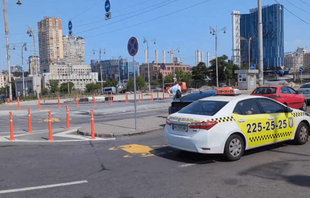 На Вокзальній відкрили спеціальну зону для висадки пасажирів, але водії її ігнорують