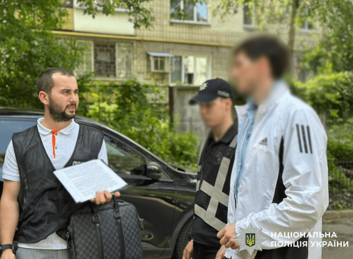 Киянин на замовлення росіян підпалив мікроавтобус військового