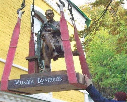 Декомунізатори знову звернулися до Кличка з вимогою демонтувати памʼятник Булгакову у Києві