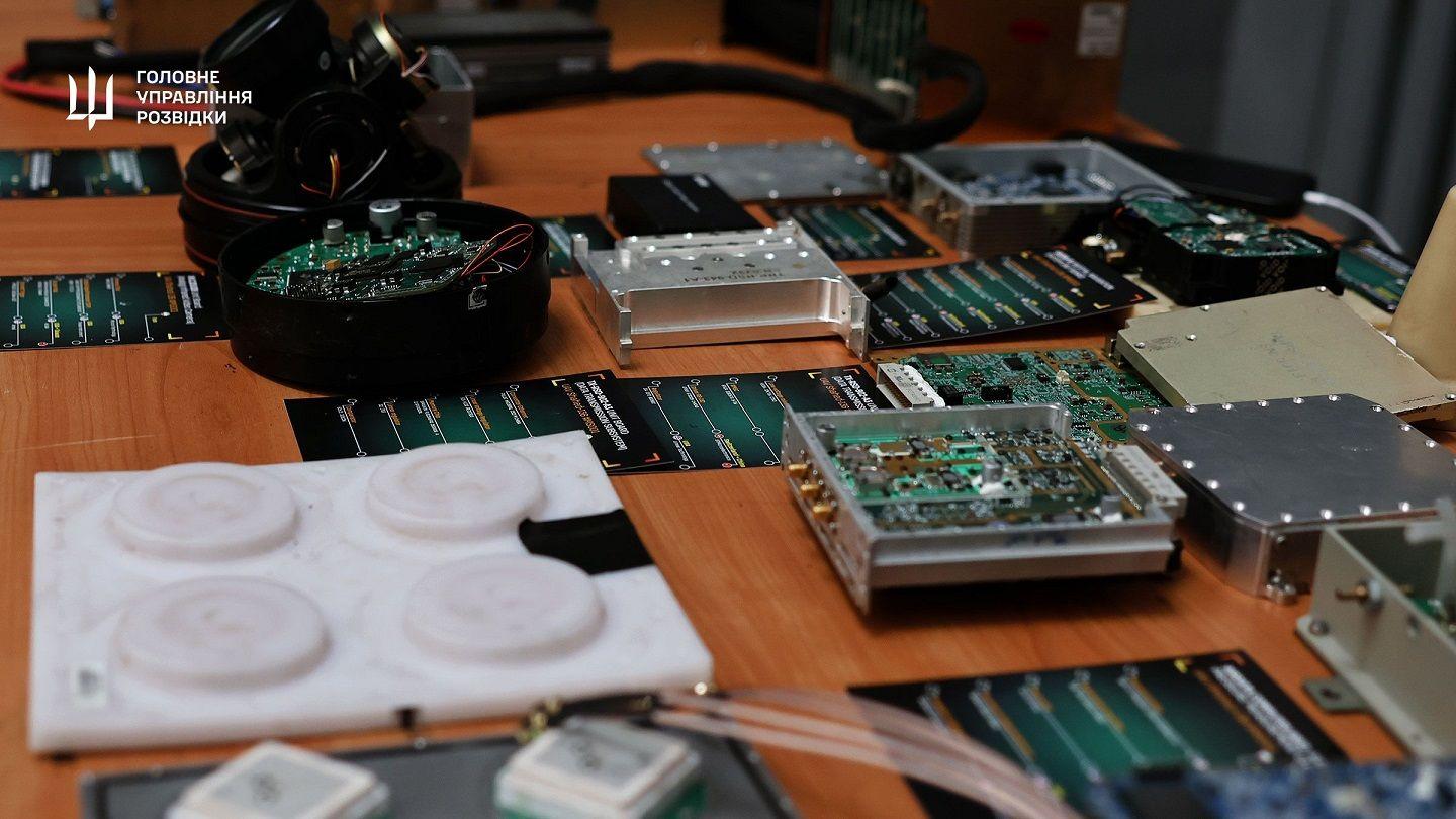 Українські розвідники показали Кіту Келлогу західні компоненти у російському озброєнні