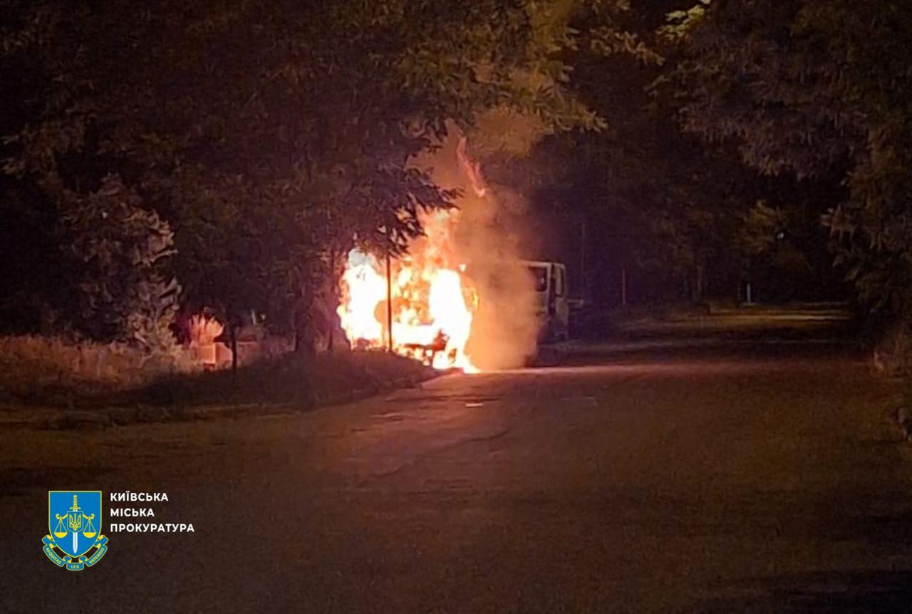 Спалили чотири автівки на замовлення: у Києві затримали двох паліїв