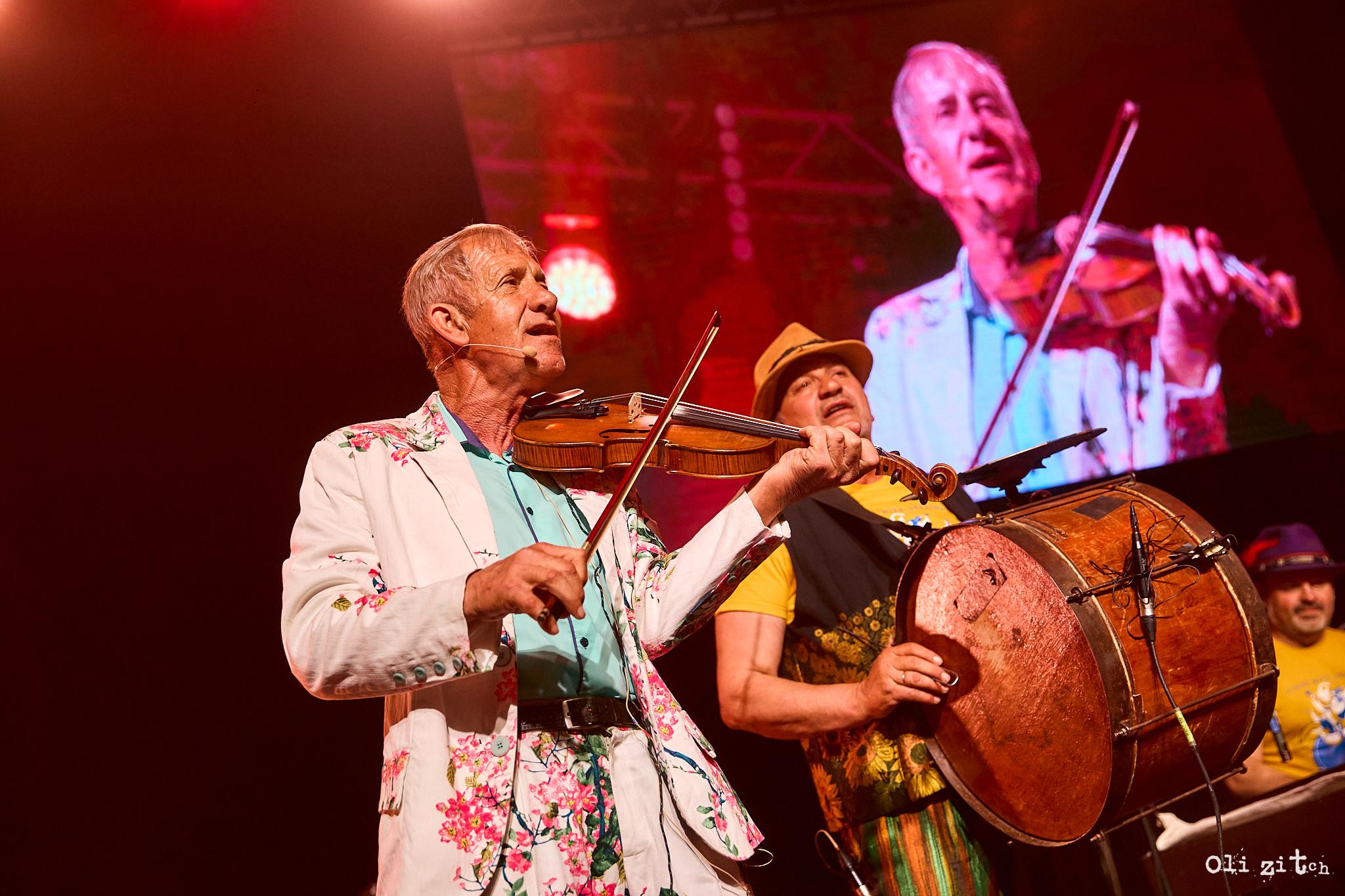 «Пряма трансляція з карпатської душі до Всесвіту»: Hudaki Village Band дадуть концерт на даху ЦУМу