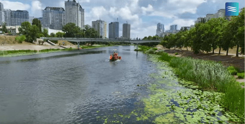 «Аквамарин» проти водоростей: як водяний комбайн очищує столичні озера