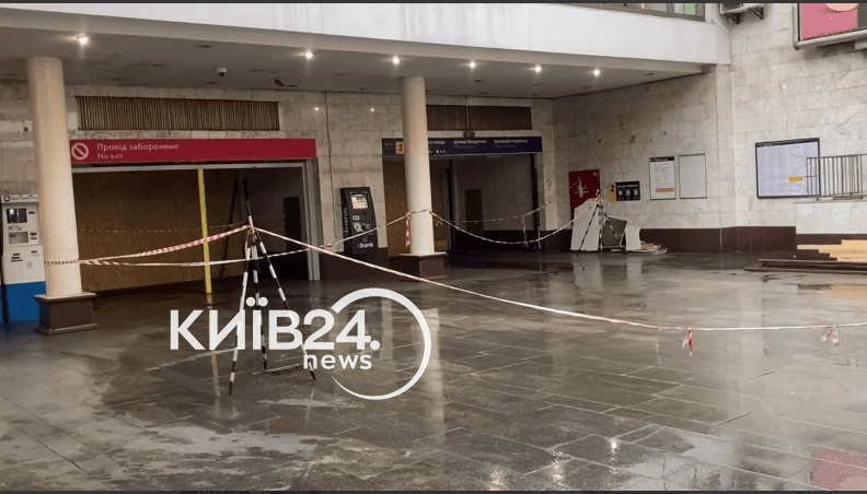 Сильна злива заливає станцію метро «Лукʼянівська»