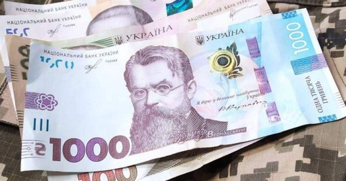 Українським військовим можуть збільшити зарплату за рахунок допомоги ЄС – Bloomberg