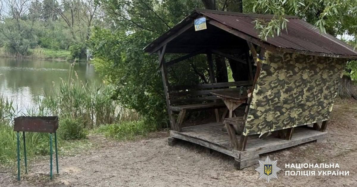 Сам собі “бізнесмен” на березі озера влаштував оренду альтанок