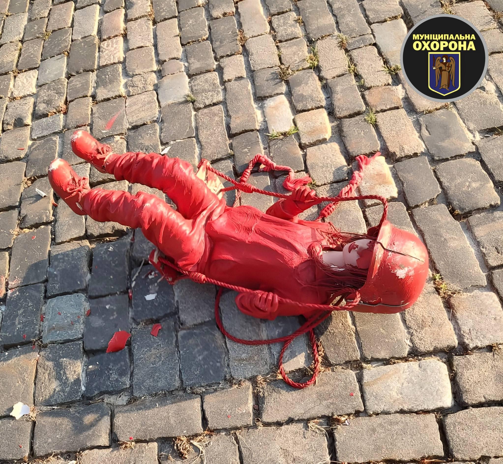 У Києві затримали чоловіка, який зірвав з мосту інсталяцію “Дівчина в касці”