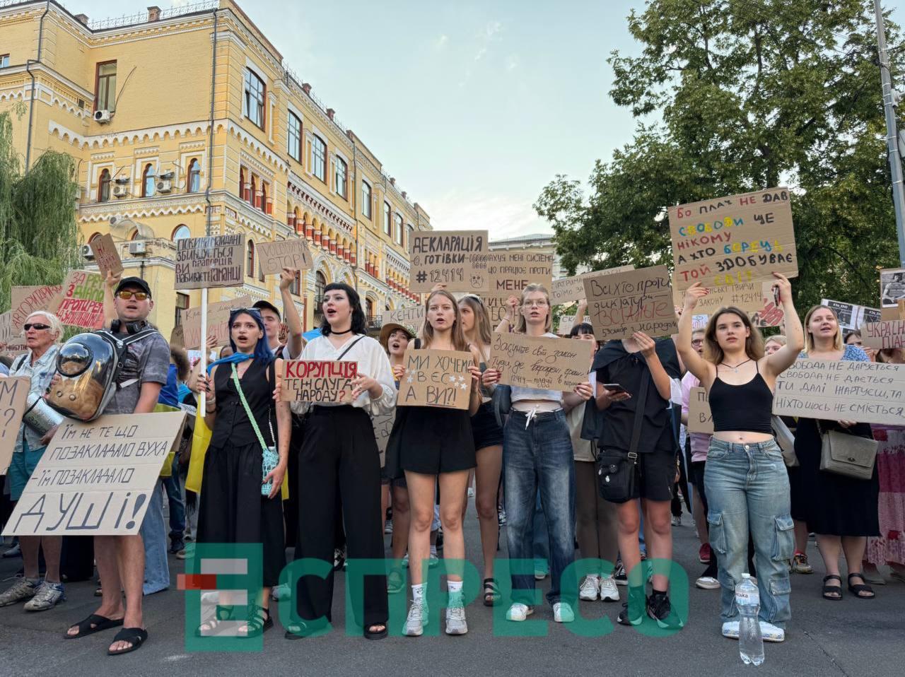 У Києві знову проходить акція проти позбавлення незалежності антикорупційних органів