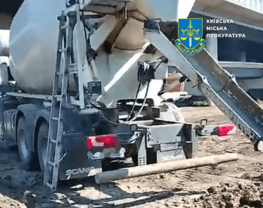 Залишки бетону злили у водойму біля Подільського мосту: за справу взялися правоохоронці