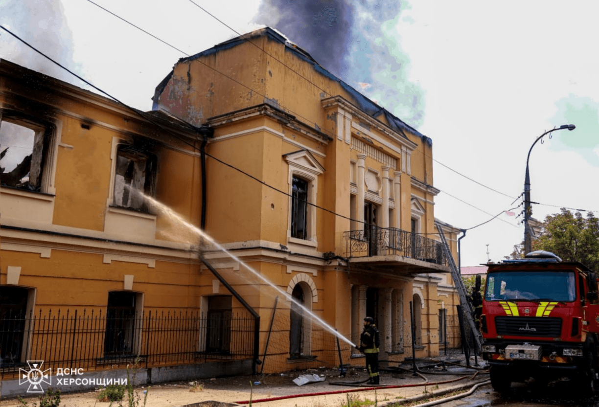 У Херсоні під час гасіння пожежі рятувальники потрапили під повторний ворожий удар