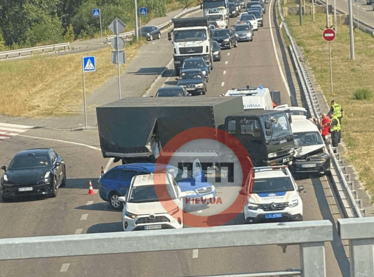 Через ДТП на Богатирській утворився великий затор