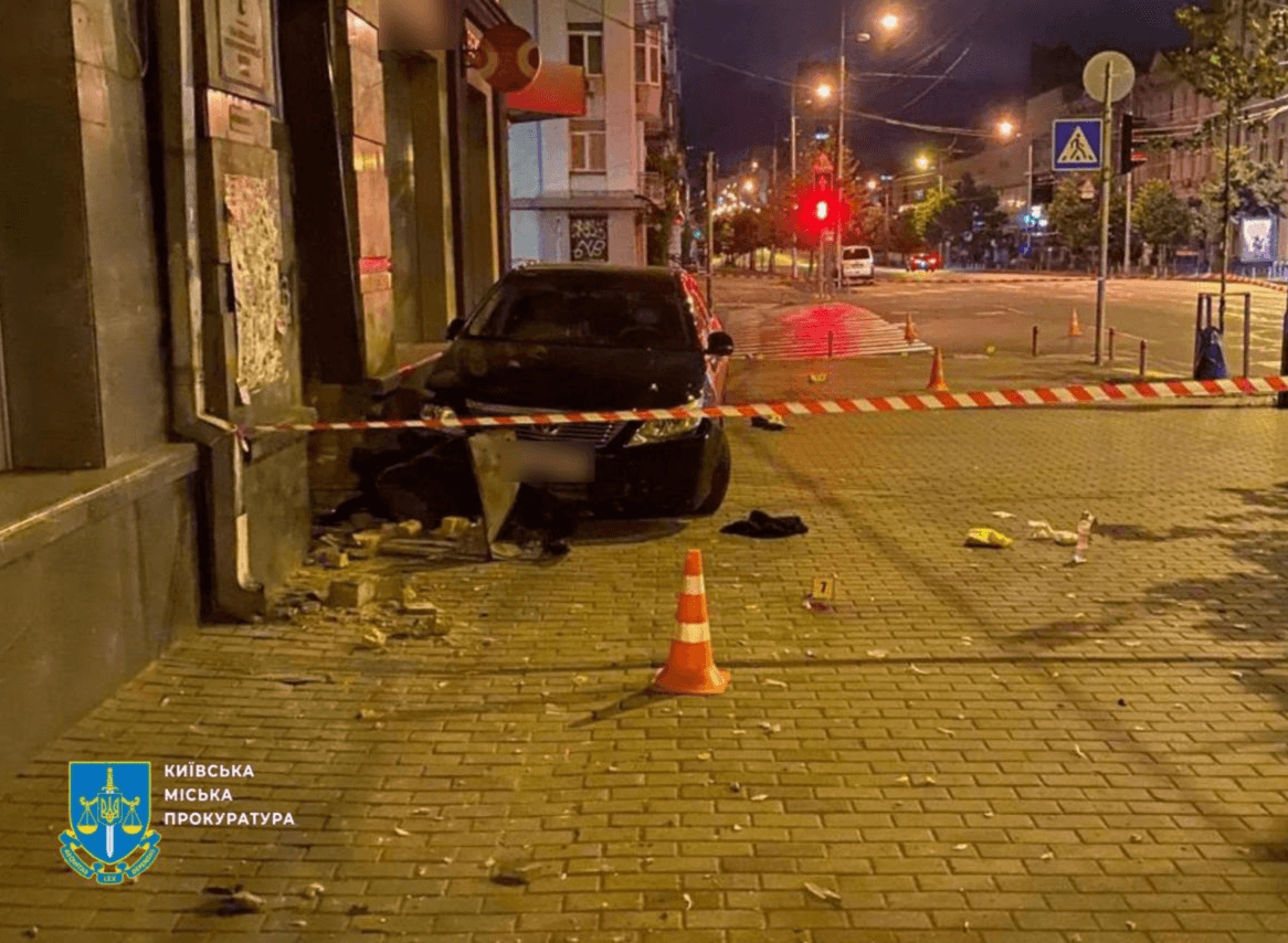 Жінка, яку на тротуарі збив п’яний прокурор, померла у лікарні
