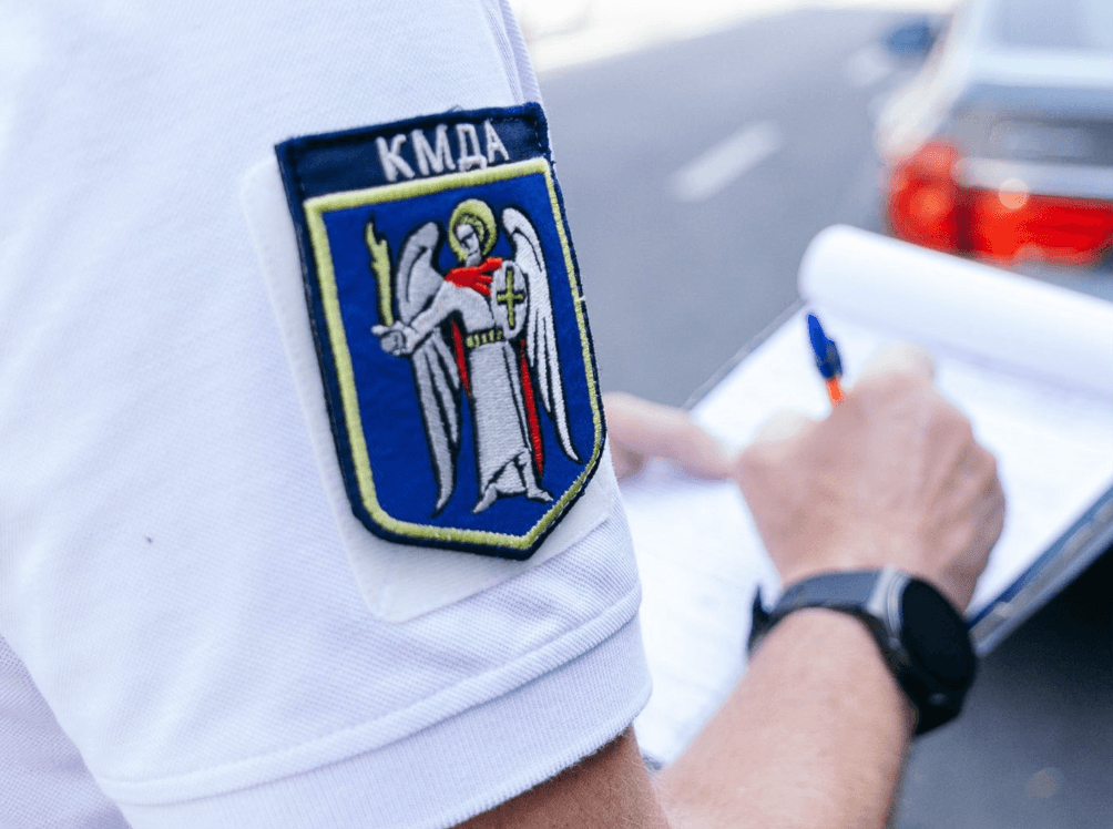 На Солом’янці масово оштрафували водіїв припаркованих на газоні автівок