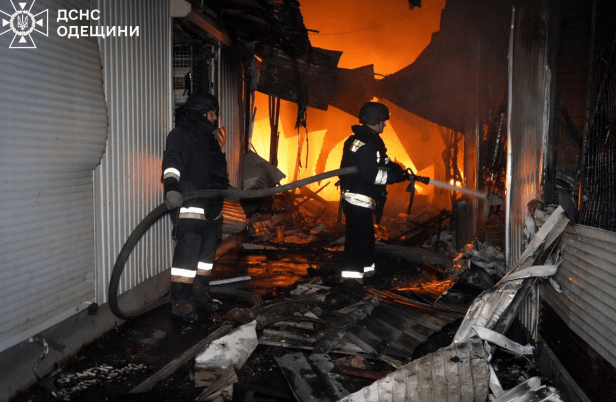 Росія масовано атакувала Одесу: у місті зруйнована багатоповерхівка та загорівся «Привоз»